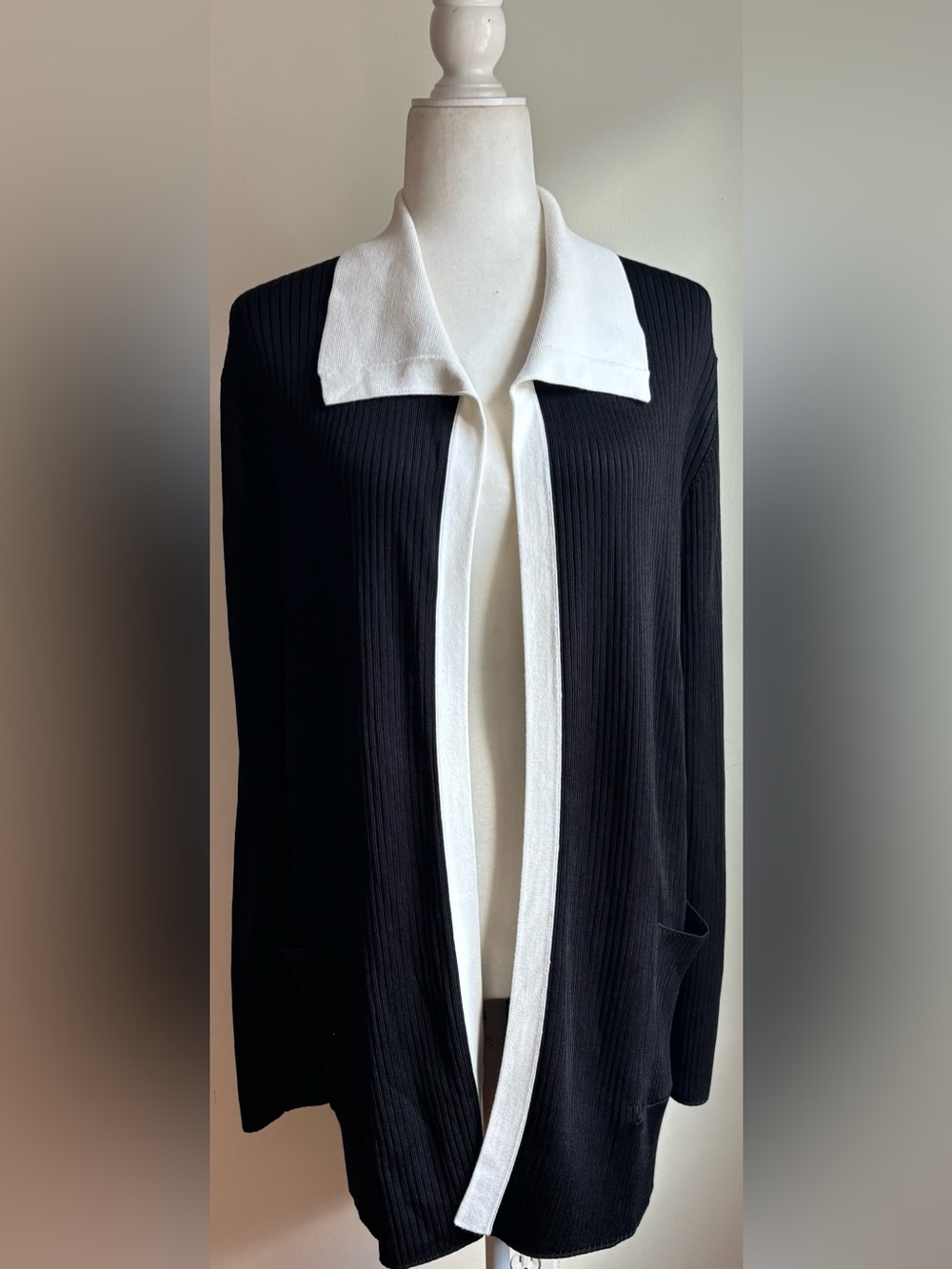 St. John Black White Open Front Ribbed knit Cardigan Sweater Pockets Size Large